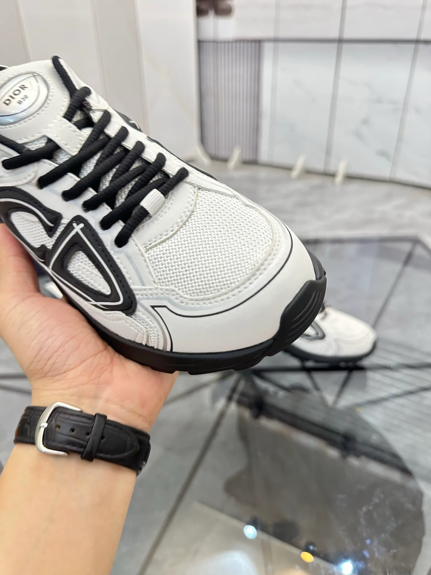 Men's shoes: 💰P400¥ Available in Guangzhou Product trademark: Dior* "Dior*" low-top casual shoes Regular size: 35-46 (can be customized to 47) Couple style Product materials: Upper imported cowhide stitched with original fabric, breathable lining, ultra-light foam original outsole. No.: 007
